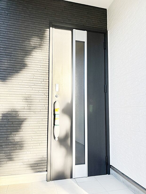 玄関前は雨が降っても濡れにくい屋根付き