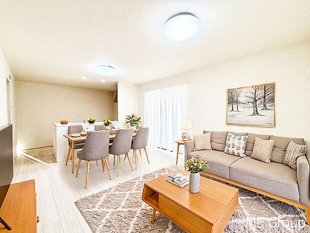 落ち着いた雰囲気のLDKは家族みんなの快適空間※家具はCGです