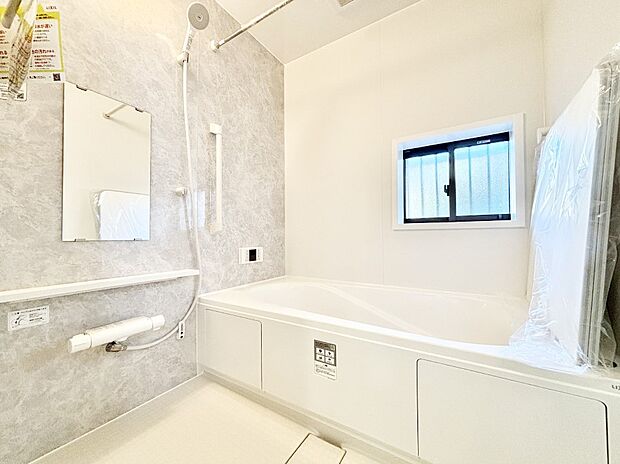 一日の疲れを癒してくれる明るい清潔感のあるバスルーム