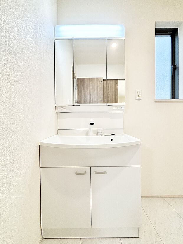 収納力と機能性に優れた洗面化粧台