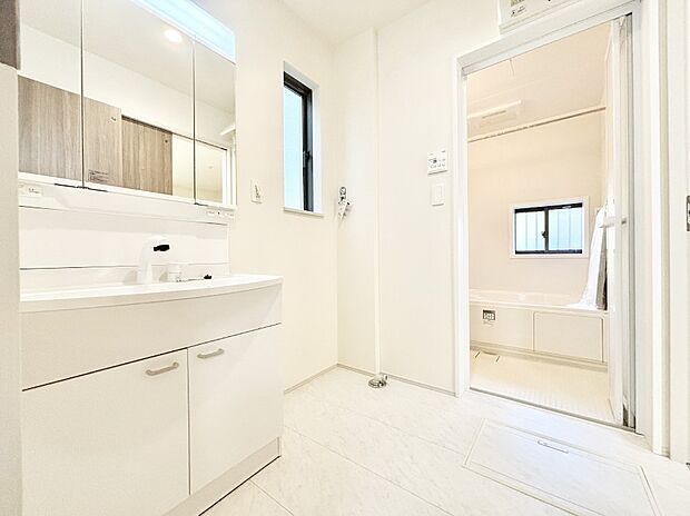 清潔感ある洗面化粧室で朝の身支度も快適