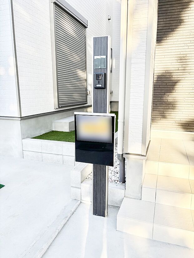 シンプルなデザインのポスト