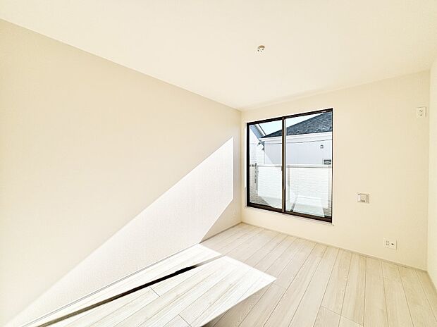 バルコニーが開放感をプラスしてくれる洋室