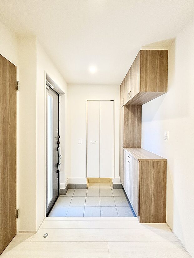 下駄箱はご家族の写真や季節のインテリアで飾り棚として演出できます