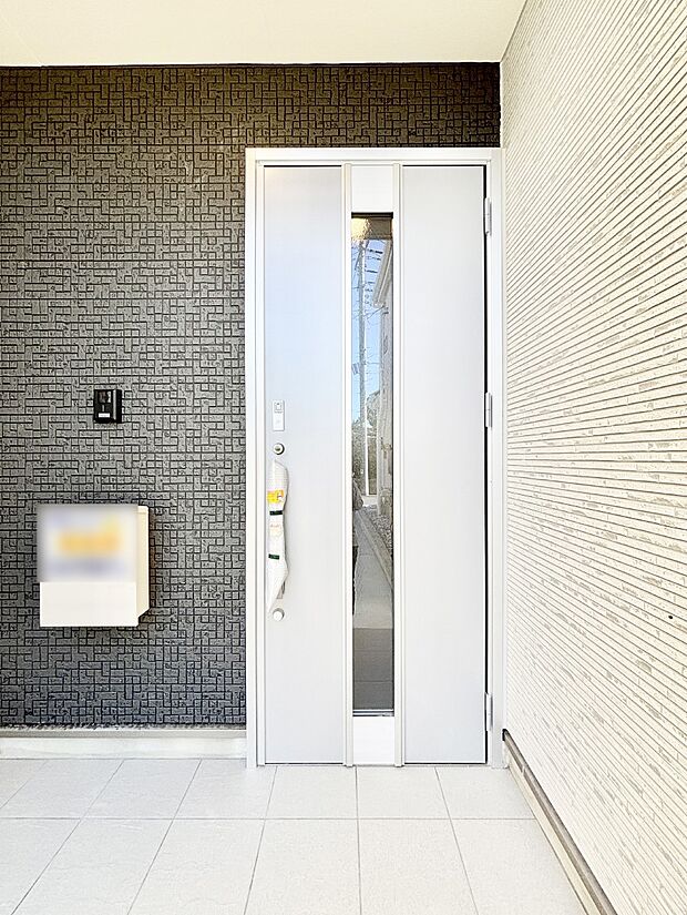 玄関前は雨が降っても濡れにくい屋根付き