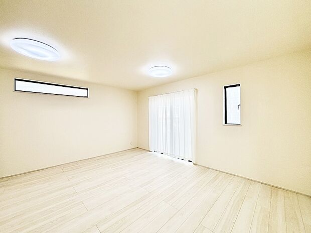 大きな窓からたっぷりの陽光と風を感じられるリビング