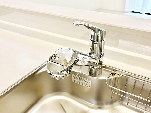 いつでも清潔なおいしいお水を。一つの水栓で水道水と浄水を使い分け。