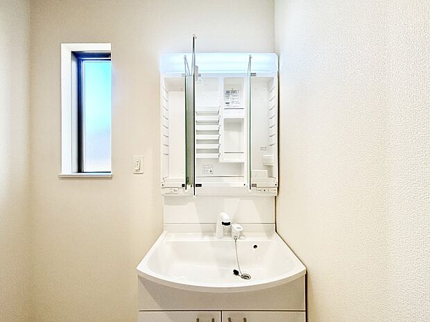 三面鏡の裏に、化粧品や衛生用品などを収納可能。洗面台をすっきりと保ちます!