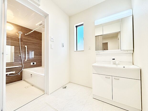 清潔感ある洗面化粧室で朝の身支度も快適