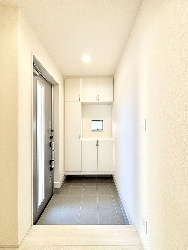 明るい玄関はお客様をお出迎えするのにぴったりです！ 