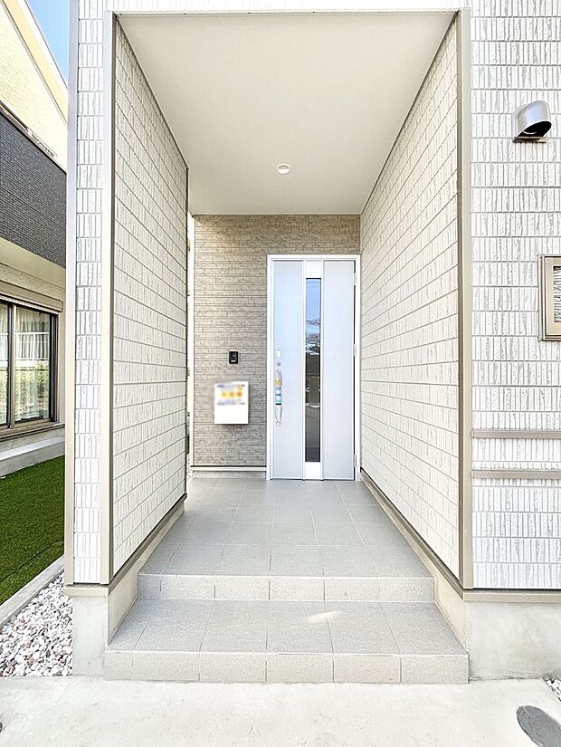 大切な家族、来客を出迎える玄関。