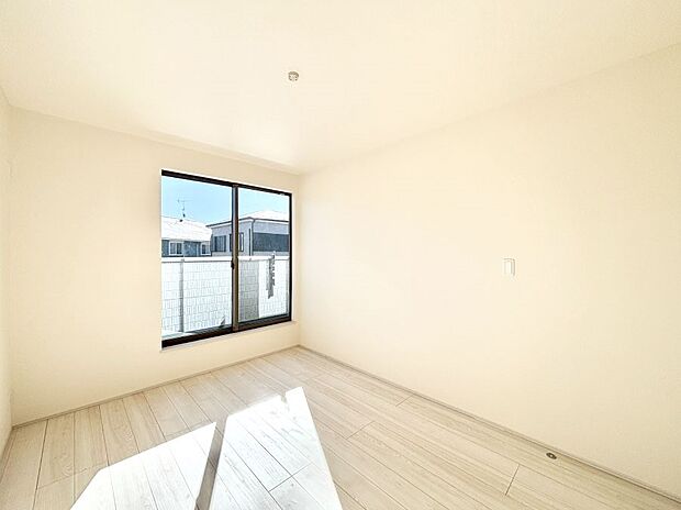 窓からのやさしい光が心地よいプライベートルーム