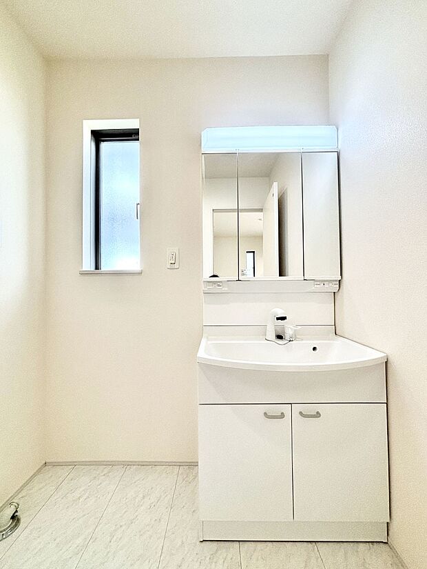 大きく見やすい三面鏡で清潔感ある洗面台は、身だしなみチェックや肌のお手入れにおすすめです。 