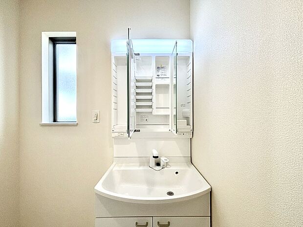 三面鏡の裏に、化粧品や衛生用品などを収納可能。洗面台をすっきりと保ちます！