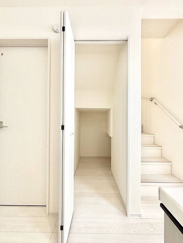 リビング収納。ここに収納があると物が集まるLDKがスッキリ片付きそうですね。  