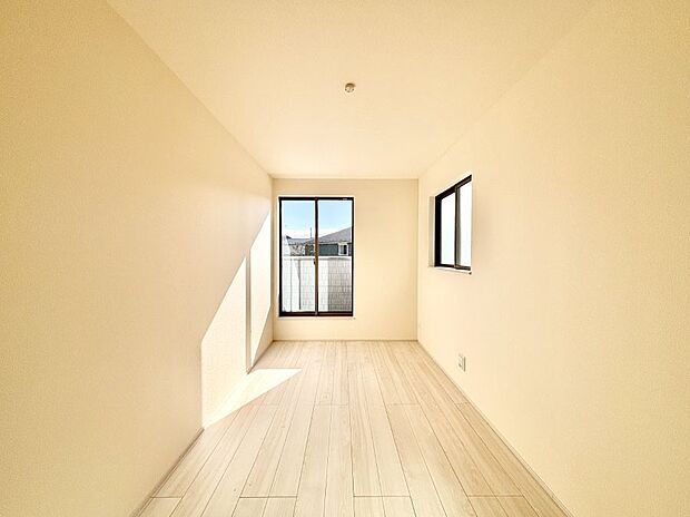 バルコニーが開放感をプラスしてくれる洋室