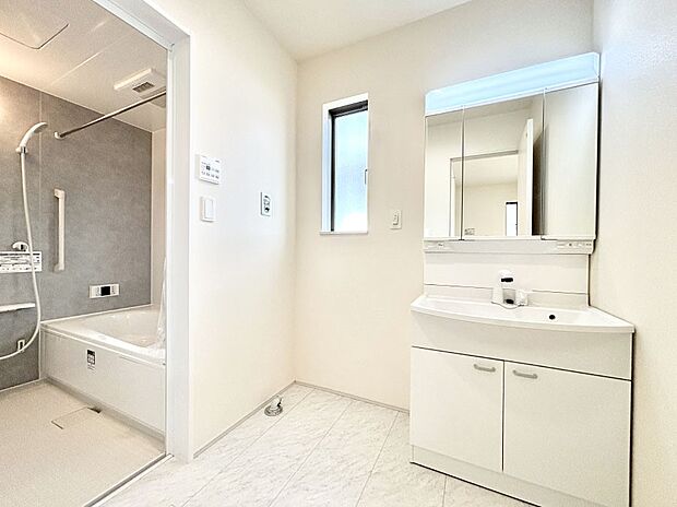 清潔感のある快適空間です。毎日の身支度も気持ち良くお使い頂けます。 