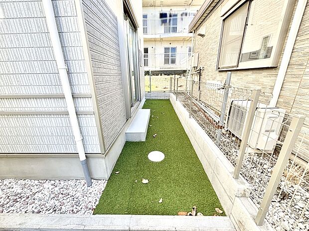 プランターを並べて季節のお花を楽しめるお庭付き。