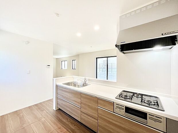 リビングで遊ぶお子様を見守りながらお料理ができる対面キッチン。