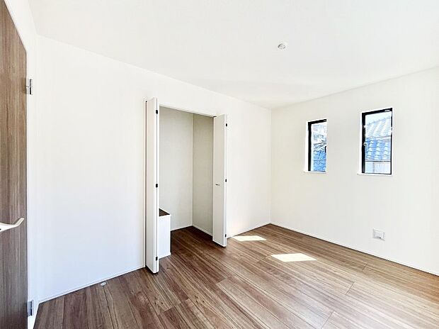 使いやすい形でベットや家具の置き方にも困ることもありません。