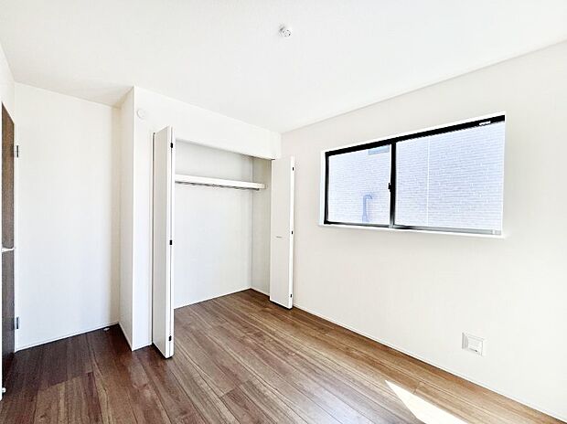 窓からのやさしい光が心地よいプライベートルーム  