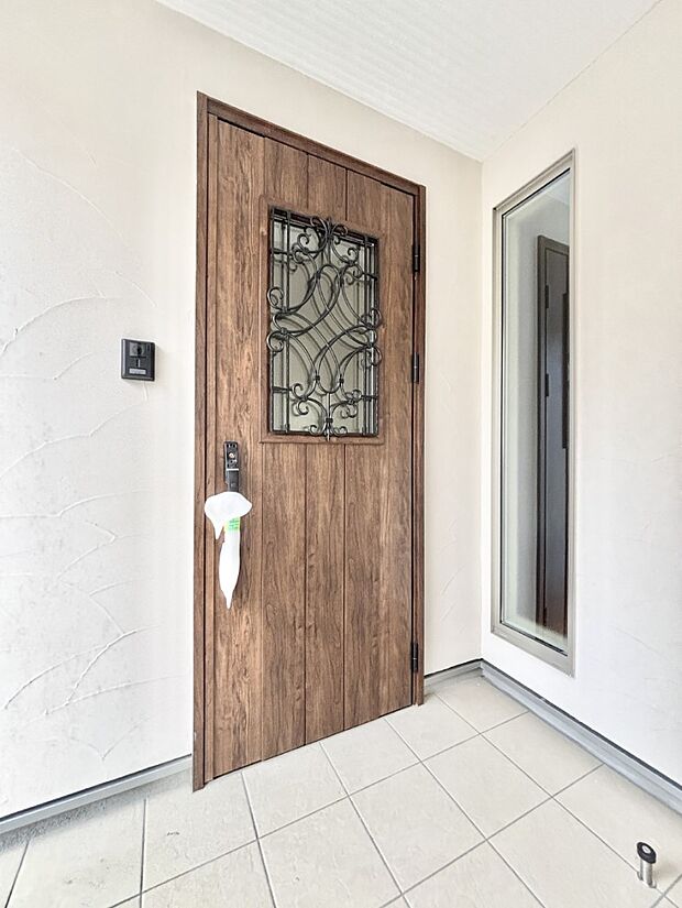 住まいの顔を演出する、玄関ドア。