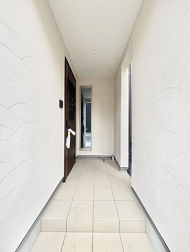 大切な家族、来客を出迎える玄関。玄関前は屋根付きで雨が降っていても濡れにくいです。