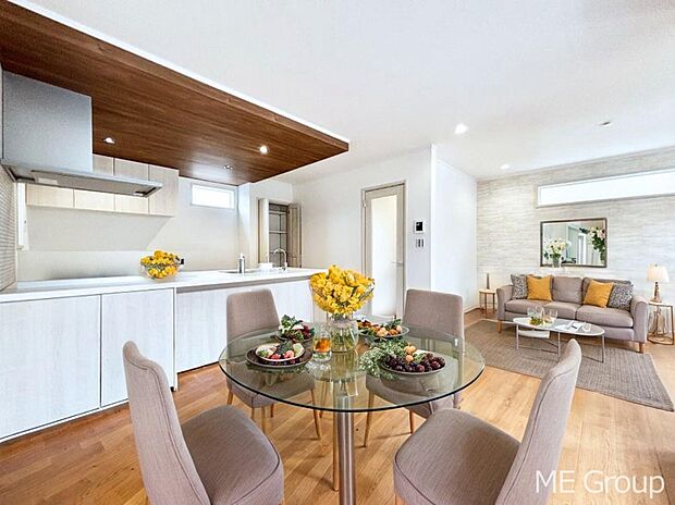 家族の和やかな会話が聞こえてきそう。開放感のあるリビングです。※家具はCGです