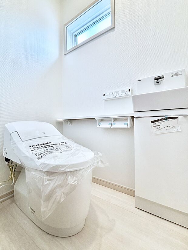 換気用小窓があり、明るく清潔な空間です。