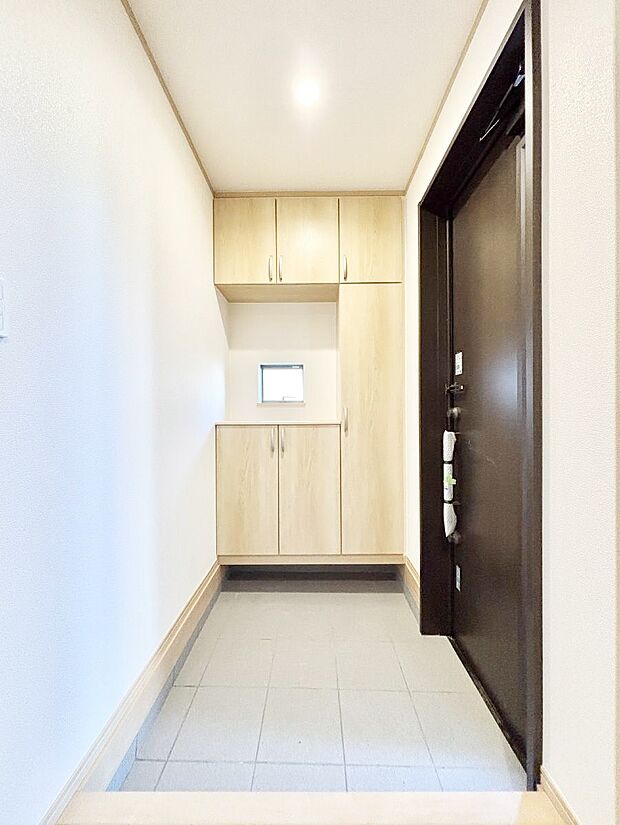 下駄箱はご家族の写真や季節のインテリアで飾り棚として演出できます