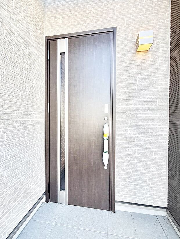 玄関前は雨が降っても濡れにくい屋根付き