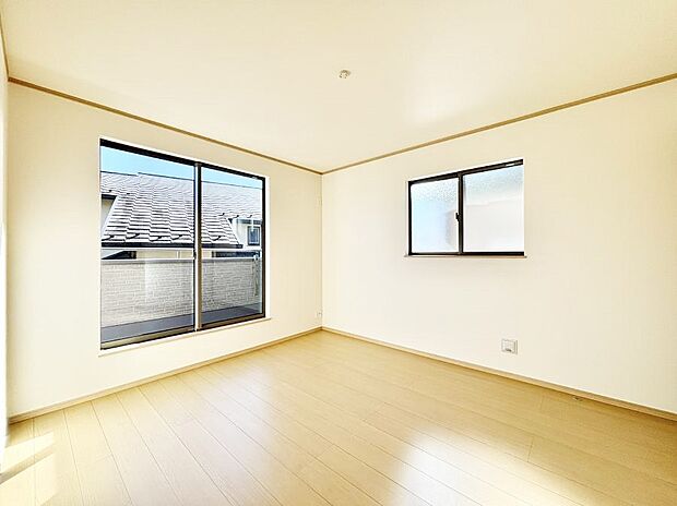 バルコニーが開放感をプラスしてくれる洋室