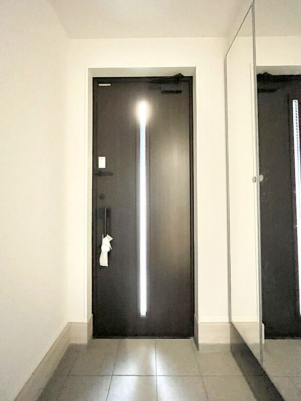 明るい玄関はお客様をお出迎えするのにぴったりです！ 