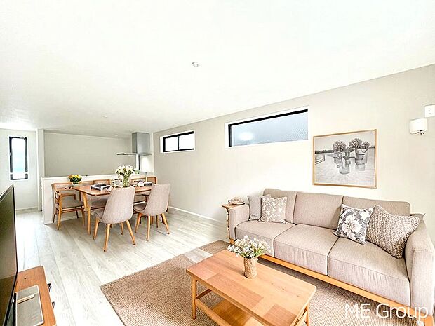 ご家族の賑やかな話し声で包まれる明るいリビング  ※家具はCGです