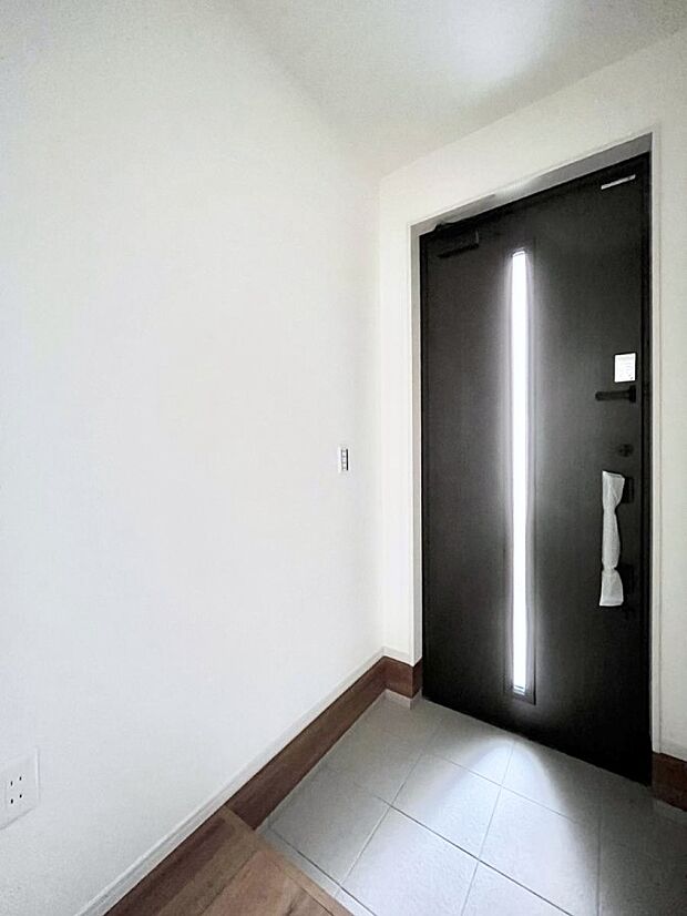 ガラススリットの入った玄関ドアが室内に光を届けてくれます