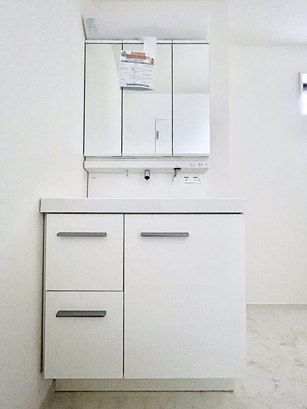 大きく見やすい三面鏡で清潔感ある洗面台は、身だしなみチェックや肌のお手入れにおすすめです。