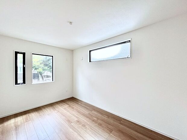 やさしい光がさしこむ居室はしっかり収納付き