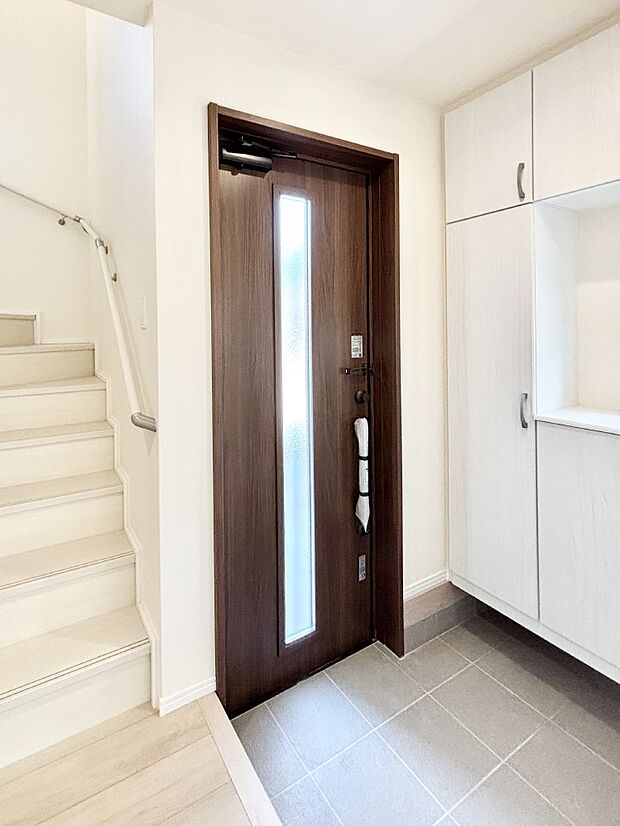 玄関ドアにスリッドラインが入っているので光の演出をしてくれます！ 