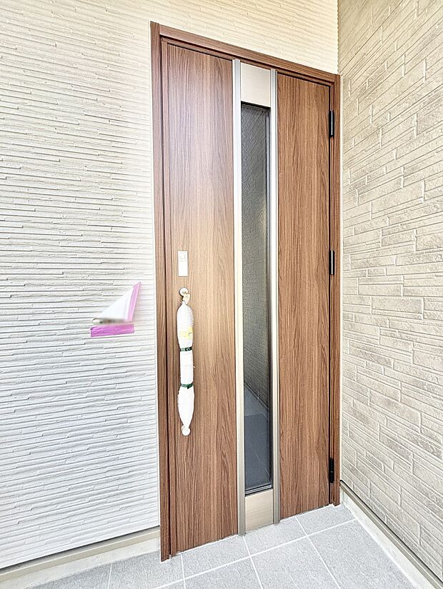 大切な家族、来客を出迎える玄関。