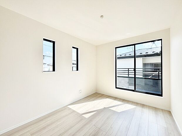 明るいバルコニーサイドに洋室を設置。目覚めの良い寝室に。 