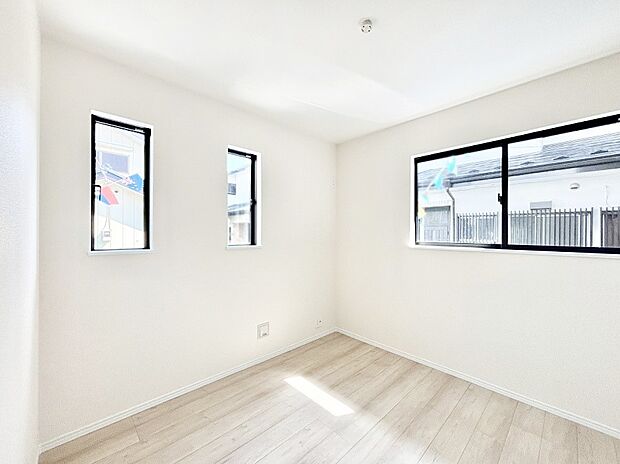 2面採光で気持ちよく自然光が取り入れられるのでお子様のお部屋にもピッタリ