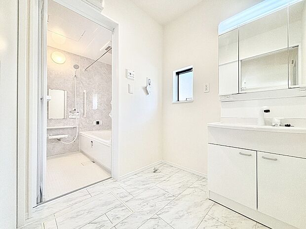 清潔感ある洗面化粧室で朝の身支度も快適