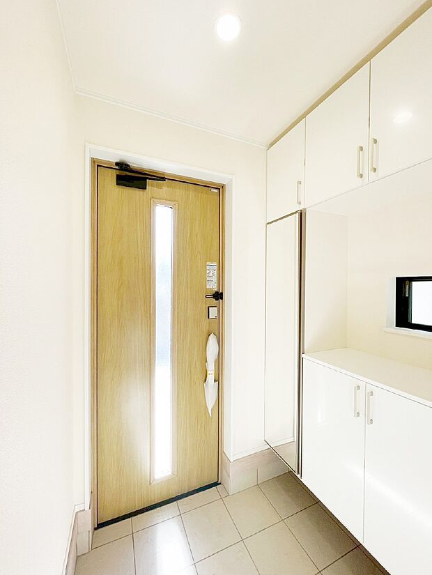 ガラススリットの入った玄関ドアが室内に光を届けてくれます