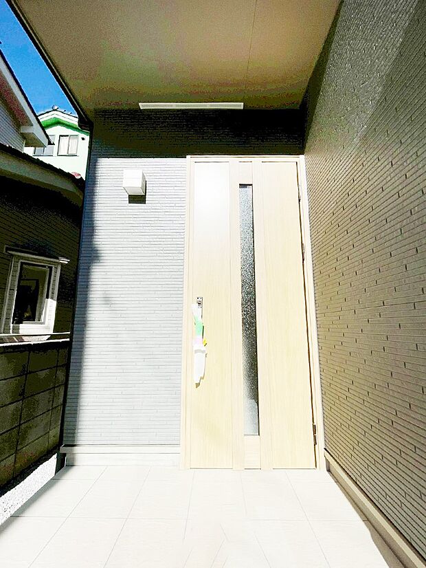 玄関前は雨が降っても濡れにくい屋根付き