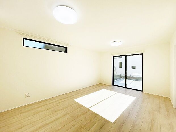 大きな窓からたっぷりの陽光と風を感じられるリビング