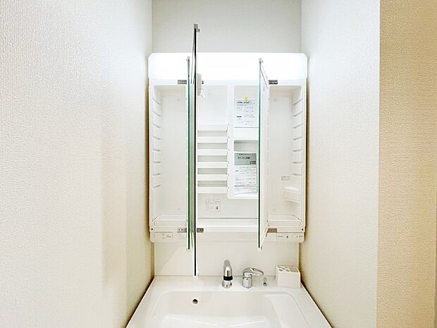 三面鏡の裏に、化粧品や衛生用品などを収納可能。洗面台をすっきりと保ちます！