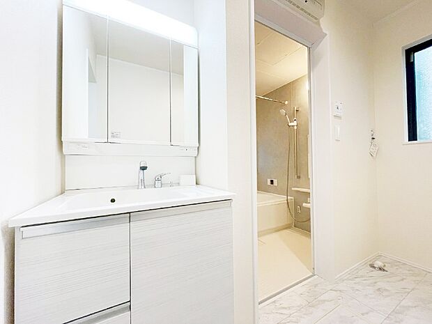 清潔感ある洗面化粧室で朝の身支度も快適