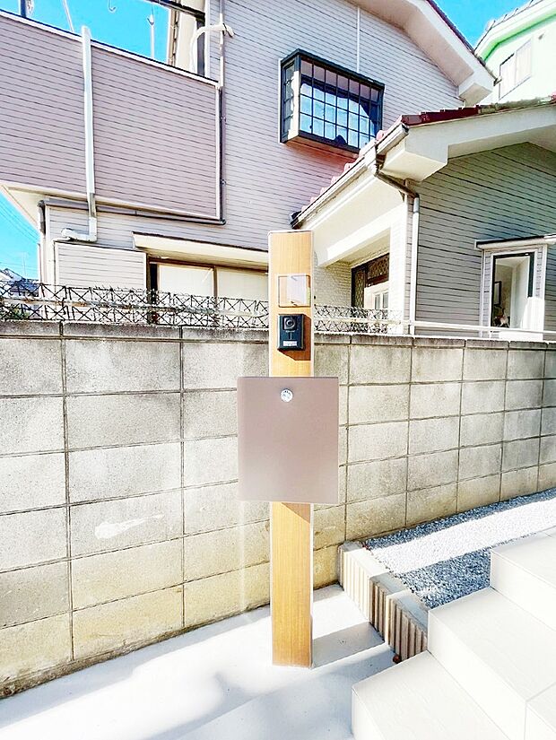 シンプルなデザインのポスト