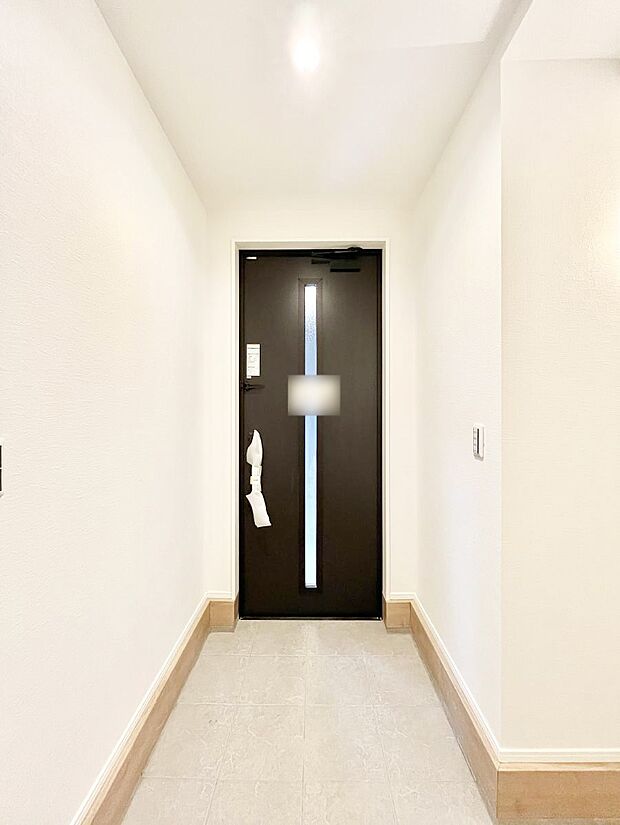 ガラススリットの入った玄関ドアが室内に光を届けてくれます