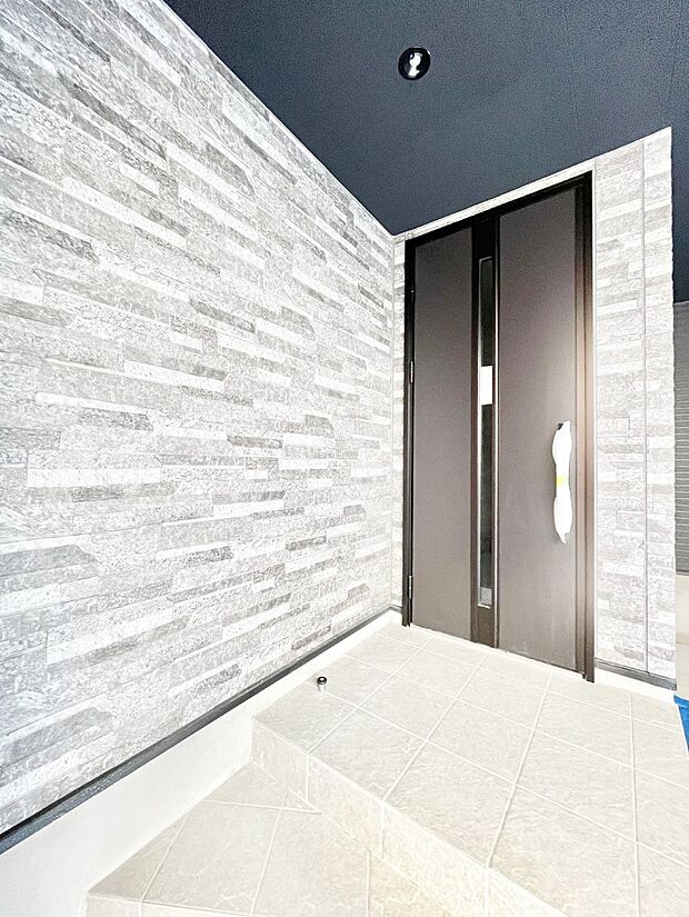 玄関前は雨が降っても濡れにくい屋根付き